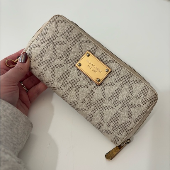 Michael Kors Handbags - Michael Kors Geometric Beige Wallet $40 OBO